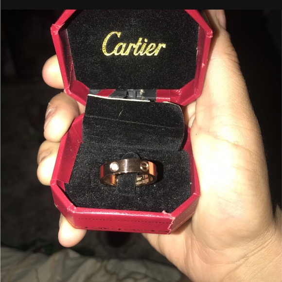 I have a 18k rose gold mens cartier wedding band I’m selling. It has 3 diamonds